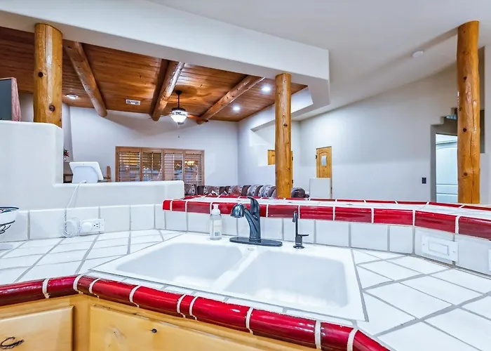 New Santa Fe Style Pool Near Yonder Park Holiday home